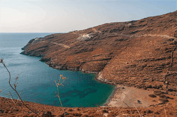 Μικρή παραλία στο νότιο μέρος του νησιού. ψιλό βοτσαλάκι και λίγη άμμος